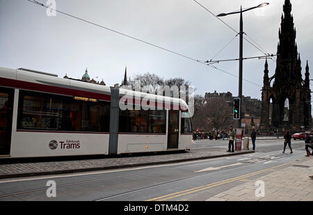 Edimburgo, Scozia, Regno Unito. Xx Febbraio 2014. Edinburgh tram restituito al Princes alle 15.30 di questo pomeriggio dopo 57 anni. Ma la prova è ora impostato per essere più regolari sia di giorno che di notte prima di andare a vivere in maggio. Finora, a prescindere da una prova precedente giorno il tram sono state in esecuzione attraverso il centro della città di notte. Questa serie di test è volto ad aiutare i pedoni e i driver utilizzati per ottenere i veicoli. Foto Stock