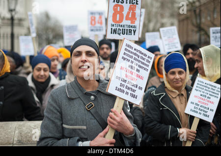 Whitehall, Londra, Regno Unito. Xx Febbraio 2014. Membri della religione Sikh UK Consiglio petizione di Downing Street in risposta alle recenti accuse DEL REGNO UNITO 'concertato con l' India in un attacco al Tempio d'oro ad Amritsar nel giugno 1984. La comunità sikh è chiamata per una completa indagine indipendente. Credito: Lee Thomas/Alamy Live News Foto Stock