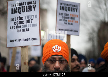 Whitehall, Londra, Regno Unito. Xx Febbraio 2014. Membri della religione Sikh UK Consiglio petizione di Downing Street in risposta alle recenti accuse DEL REGNO UNITO 'concertato con l' India in un attacco al Tempio d'oro ad Amritsar nel giugno 1984. La comunità sikh è chiamata per una completa indagine indipendente. Credito: Lee Thomas/Alamy Live News Foto Stock