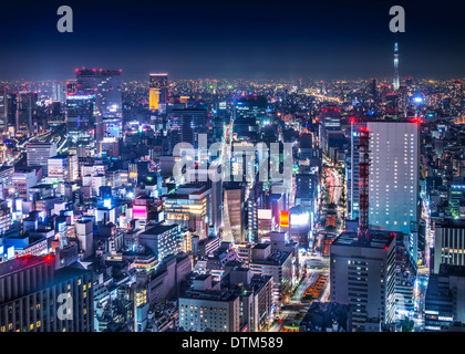 Tokyo, Giappone antenna cityscape cityscape oltre il quartiere di Ginza a notte. Foto Stock