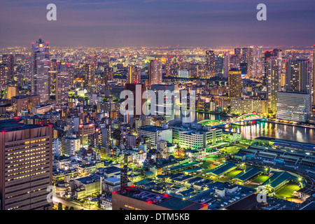 Tokyo, Giappone antenna cityscape cityscape al di sopra del mercato Tsukiji al crepuscolo. Foto Stock