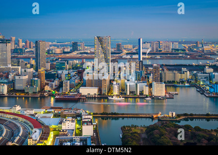 Tokyo, Giappone antenna cityscape cityscape al di sopra del mercato Tsukiji al crepuscolo. Foto Stock