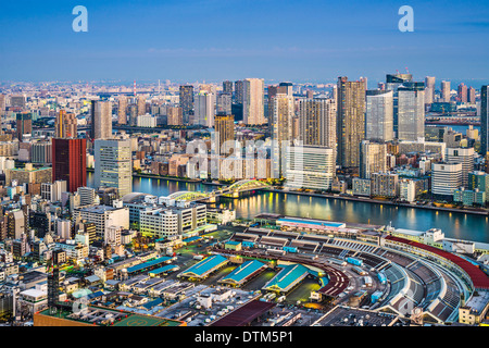 Tokyo, Giappone antenna cityscape cityscape al di sopra del mercato Tsukiji al crepuscolo. Foto Stock