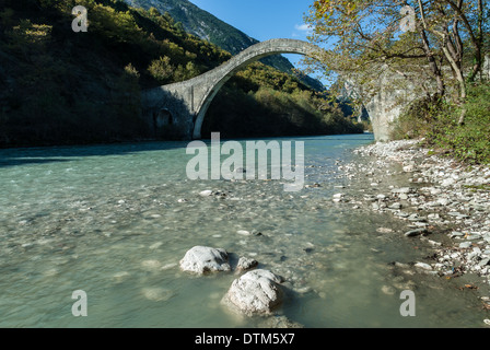 Lo storico ponte di Plaka in Epiro, Grecia Foto Stock