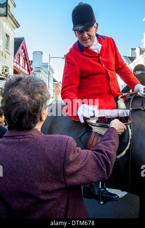 Presentazione di una staffa Cup per un Huntman, Southdown e Eridge Hunt Boxing Day Meeting, Lewes, Sussex, Inghilterra Foto Stock