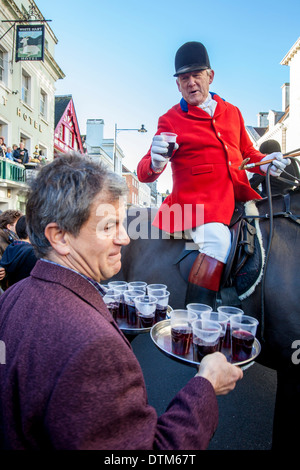 Presentazione di una staffa Cup per un Huntman, Southdown e Eridge Hunt Boxing Day Meeting, Lewes, Sussex, Inghilterra Foto Stock