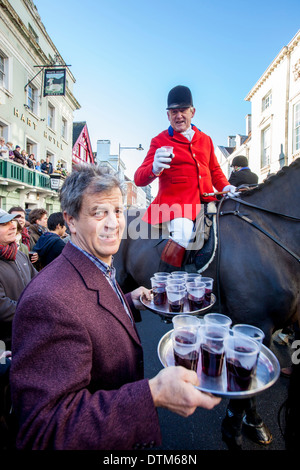 Presentazione di una staffa Cup per un Huntman, Southdown e Eridge Hunt Boxing Day Meeting, Lewes, Sussex, Inghilterra Foto Stock