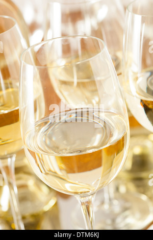 Refreshring vino bianco in un vetro su uno sfondo Foto Stock