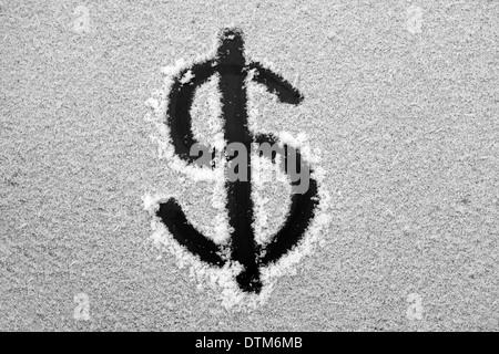 Immagine di un dollaro firmato tracciata nella neve Foto Stock