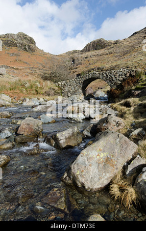 Un tradizionale ponte in pietra Eskdale, Lake District, Inghilterra Foto Stock