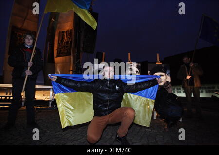 Gdansk, Polonia 20th, febbraio 2014 Pro-Ukrainian rally a Danzica presso la piazza di solidarietà sotto la caduta dei lavoratori del cantiere monumento. Sindaci di TriCity - Gdansk, Sopot e Gdynia, Eurodputies ,le autorità locali e i cittadini di Danzica rendere omaggio ai caduti Euromaidan contestatori. Credito: Michal Fludra/Alamy Live News Foto Stock