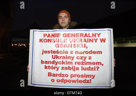 Gdansk, Polonia 20th, febbraio 2014 Pro-Ukrainian rally a Danzica presso la piazza di solidarietà sotto la caduta dei lavoratori del cantiere monumento. Sindaci di TriCity - Gdansk, Sopot e Gdynia, Eurodputies ,le autorità locali e i cittadini di Danzica rendere omaggio ai caduti Euromaidan contestatori. Nella foto: l'uomo detiene pro-Ucraina baner. Credito: Michal Fludra/Alamy Live News Foto Stock