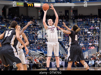 Hartford, CT, Stati Uniti d'America. 19 feb 2014. Mercoledì 19 Febbraio 2014: UConn huskies guard-forward di Luka Stewart (30) spara un punto tre shot davanti della Florida Centrale Cavalieri guard Zykira Lewis (5) durante la prima metà del NCAA womens gioco di basket tra Central Florida e nel Connecticut a XL centro di Hartford, CT. Bill Shettle / Cal Sport Media. © csm/Alamy Live News Foto Stock
