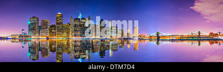 New York City Financial District skyline attraverso l'East River. Foto Stock