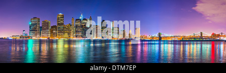 New York City Financial District skyline attraverso l'East River. Foto Stock