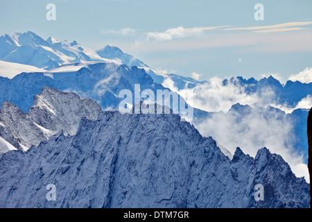 Cime innevate viste dall'Aiguille du Midi, alta nelle Alpi francesi al di sopra della valle di Chamonix. Foto Stock