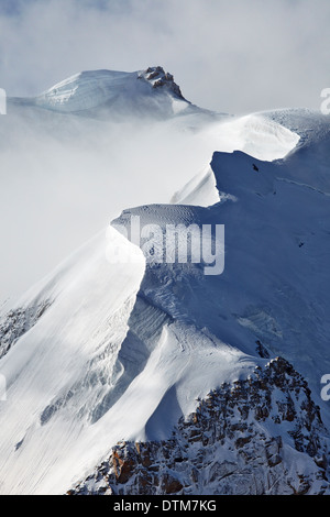 Cime innevate viste dall'Aiguille du Midi, alta nelle Alpi francesi al di sopra della valle di Chamonix. Foto Stock