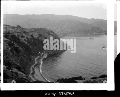 Una vista panoramica di Pebble Beach da sud, con Stage Road sopra Lover's Cove sull'isola di Santa Catalina, catturata intorno al 1905, che mostra la bellezza naturale dell'isola. Foto Stock