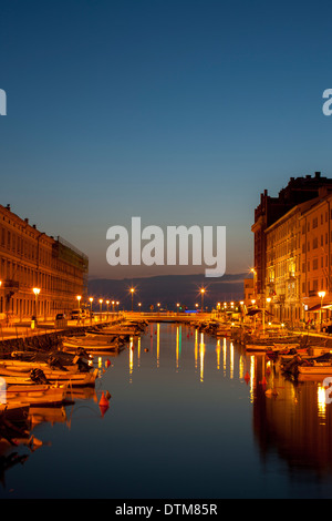 La bella città di Trieste piantato davanti al mare Adriatico Foto Stock