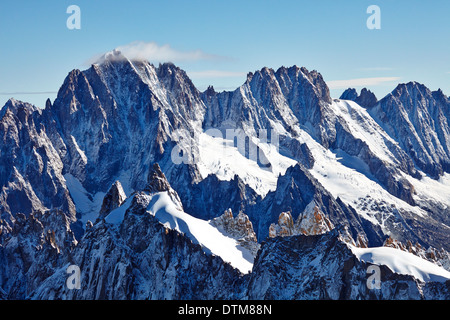 Cime innevate viste dall'Aiguille du Midi, alta nelle Alpi francesi al di sopra della valle di Chamonix. Foto Stock