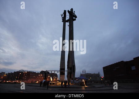 Gdansk, Polonia 20th, febbraio 2014 Pro-Ukrainian rally a Danzica presso la piazza di solidarietà sotto la caduta dei lavoratori del cantiere monumento. Sindaci di TriCity - Gdansk, Sopot e Gdynia, Eurodputies ,le autorità locali e i cittadini di Danzica rendere omaggio ai caduti Euromaidan contestatori. Credito: Michal Fludra/Alamy Live News Foto Stock