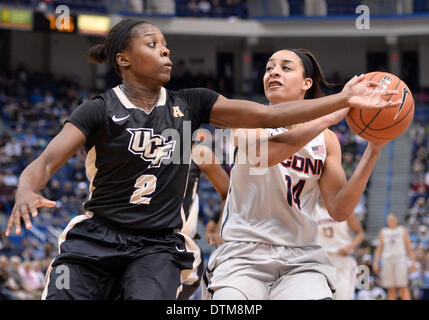 Hartford, CT, Stati Uniti d'America. 19 feb 2014. Mercoledì 19 Febbraio 2014: UConn huskies guard Bria Hartley (14) rigidi per il cesto contro Florida centrale la protezione dei Cavalieri Andrea Hines (2) durante la prima metà del NCAA womens gioco di basket tra Central Florida e nel Connecticut a XL centro di Hartford, CT. UConn ha vinto molto facilmente su UCF 83-35. Bill Shettle / Cal Sport Media. © csm/Alamy Live News Foto Stock