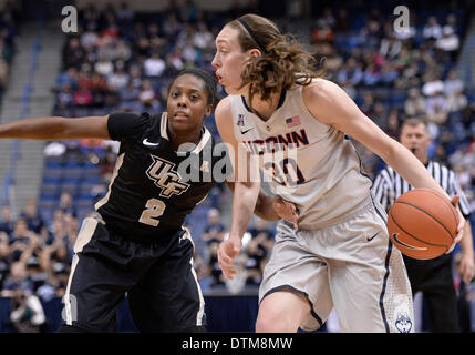 Hartford, CT, Stati Uniti d'America. 19 feb 2014. Mercoledì 19 Febbraio 2014: UConn huskies guard-forward di Luka Stewart (30) rigidi per il cestello passato della Florida centrale la protezione dei Cavalieri Andrea Hines (2) durante la prima metà del NCAA womens gioco di basket tra Central Florida e nel Connecticut a XL centro di Hartford, CT. Bill Shettle / Cal Sport Media. © csm/Alamy Live News Foto Stock