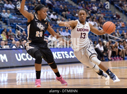Hartford, CT, Stati Uniti d'America. 19 feb 2014. Mercoledì 19 Febbraio 2014: UConn huskies guard Brianna banche (13) aziona il carrello contro il Central Florida Cavalieri avanti Sara Djassi (20) durante la seconda metà del NCAA womens gioco di basket tra Central Florida e nel Connecticut a XL centro di Hartford, CT. UConn ha vinto molto facilmente su UCF 83-35. Bill Shettle / Cal Sport Media. © csm/Alamy Live News Foto Stock