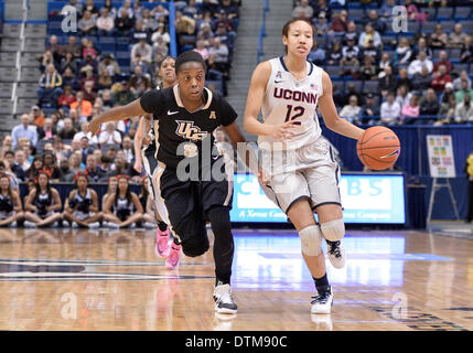 Hartford, CT, Stati Uniti d'America. 19 feb 2014. Mercoledì 19 Febbraio 2014: UConn huskies guard Saniya Chong (12) dribbling fino corte contro Florida centrale la protezione dei Cavalieri Andrea Hines (2) durante la prima metà del NCAA womens gioco di basket tra Central Florida e nel Connecticut a XL centro di Hartford, CT. UConn ha vinto molto facilmente su UCF 83-35. Bill Shettle / Cal Sport Media. © csm/Alamy Live News Foto Stock