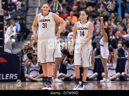 Hartford, CT, Stati Uniti d'America. 19 feb 2014. Mercoledì 19 Febbraio 2014: UConn huskies center Stefanie Dolson (31) e di UConn huskies guard Bria Hartley (14) di condividere un momento divertente durante la prima metà del NCAA womens gioco di basket tra Central Florida e nel Connecticut a XL centro di Hartford, CT. UConn ha vinto molto facilmente su UCF 83-35. Bill Shettle / Cal Sport Media. © csm/Alamy Live News Foto Stock
