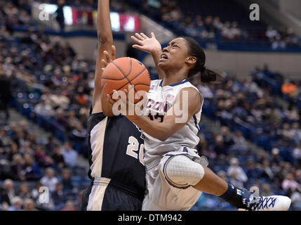 Hartford, CT, Stati Uniti d'America. 19 feb 2014. Mercoledì 19 Febbraio 2014: UConn huskies guard Brianna banche (13) aziona il carrello contro il Central Florida Cavalieri avanti Sara Djassi (20) durante la seconda metà del NCAA womens gioco di basket tra Central Florida e nel Connecticut a XL centro di Hartford, CT. UConn ha vinto molto facilmente su UCF 83-35. Bill Shettle / Cal Sport Media. © csm/Alamy Live News Foto Stock