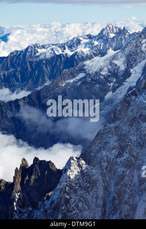 Cime innevate viste dall'Aiguille du Midi, alta nelle Alpi francesi al di sopra della valle di Chamonix. Foto Stock