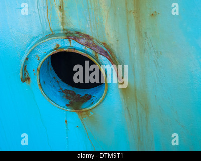 Rusty vernice su una nave oblò Foto Stock