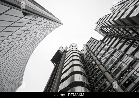 Guardando il Lloyds e l'edificio Willis nel distretto finanziario di Londra, in Inghilterra, Regno Unito Foto Stock