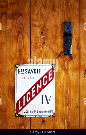 Un cartello sulla porta di un ristorante accanto il Glacier des Bossons nella valle di Chamonix nelle Alpi francesi. Foto Stock