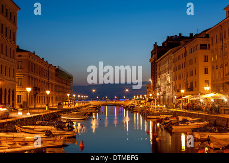 La bella città di Trieste piantato davanti al mare Adriatico Foto Stock