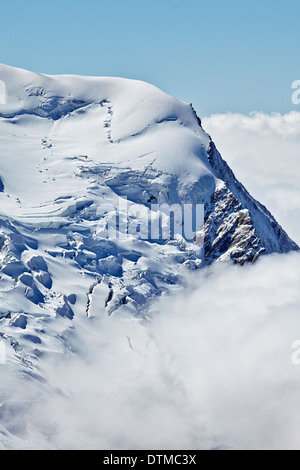 Cime innevate viste dall'Aiguille du Midi, alta nelle Alpi francesi al di sopra della valle di Chamonix. Foto Stock