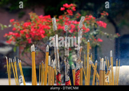 La masterizzazione di bastoncini di incenso in pietra la ciotola in Hong Kong Foto Stock