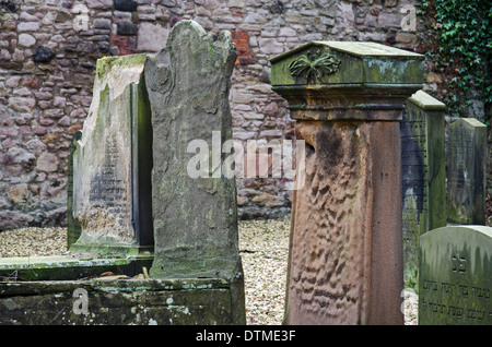 Indossato e stagionato lapidi ebraiche in quello che fu il primo ebreo terreno di sepoltura in Scozia, aperto nel 1816. Foto Stock