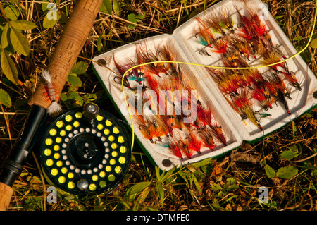 Fly Canna da pesca, mulinello, e una scatola di mosche colorati utilizzati per la pesca del salmone atlantico, Miramichi River, New Brunswick, Canada Foto Stock