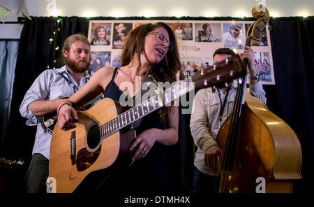 Kansas City, Missouri, Stati Uniti d'America. 19 feb 2014. LINDSAY LOU E LA FLATBELLYS eseguire ad una vetrina privato durante il 2014 Folk Alliance Conferenza. Il raduno annuale è uno dei cinque più grandi conferenze di musica in Nord America, portando insieme circa 2.000 iscritti provenienti da tutto il mondo, compresi i musicisti, registrare i dirigenti dell'azienda, gli editori di musica, agenti e manager dal mondo della musica popolare e le radici della musica. Credito: Brian Cahn/ZUMAPRESS.com/Alamy Live News Foto Stock