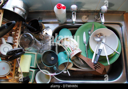 Lavandino della cucina accatastato con pentole sporche, Inghilterra, Regno Unito Foto Stock