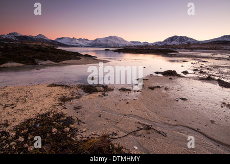 Arctic crepuscolo in una spiaggia a Sommaroy vicino a Tromso, Norvegia Foto Stock