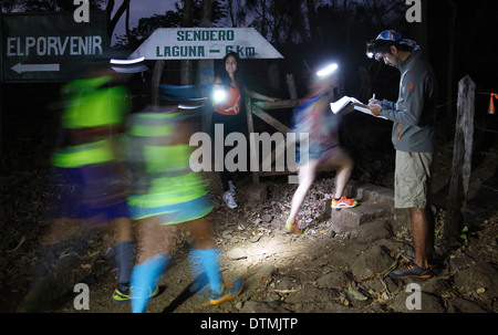 Gli sport estremi delle guide di scorrimento nel 25k 'fuego y Agua' gara, check point al trail head up Vulcano Maderas, isola di Ometepe Nicaragua Foto Stock