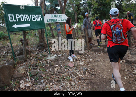 Gli sport estremi delle guide di scorrimento nel 25k 'fuego y Agua' gara, check point al trail head up Vulcano Maderas, isola di Ometepe Nicaragua Foto Stock