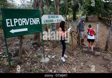 Gli sport estremi delle guide di scorrimento nel 25k 'fuego y Agua' gara, check point al trail head up Vulcano Maderas, isola di Ometepe Nicaragua Foto Stock