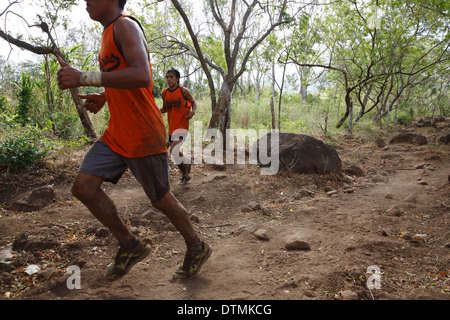 Gli sport estremi delle guide di scorrimento nel 25k 'fuego y Agua' gara su isola di Ometepe Nicaragua Foto Stock