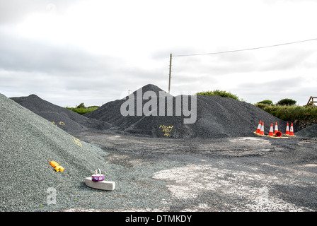 I trucioli di pietra in un consiglio roadworks depot Foto Stock