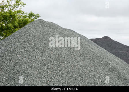 I trucioli di pietra in un consiglio roadworks depot Foto Stock