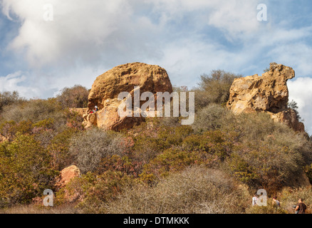 Approccio per gli escursionisti Skull Rock, dove la donna si rilassa Foto Stock